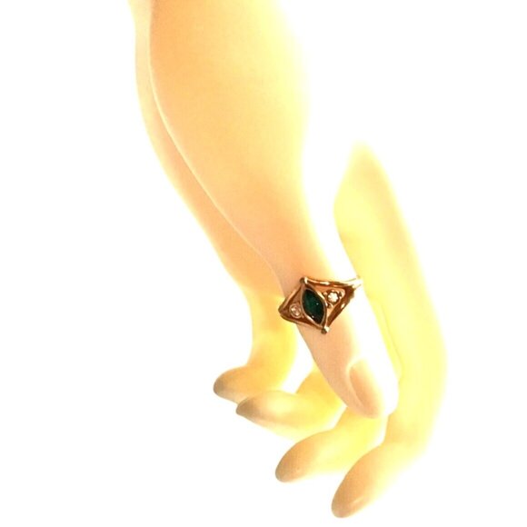 WOMENS GOLD TONE WITH GREEN CENTER DTONE RING Size 5 - Picture 1 of 4